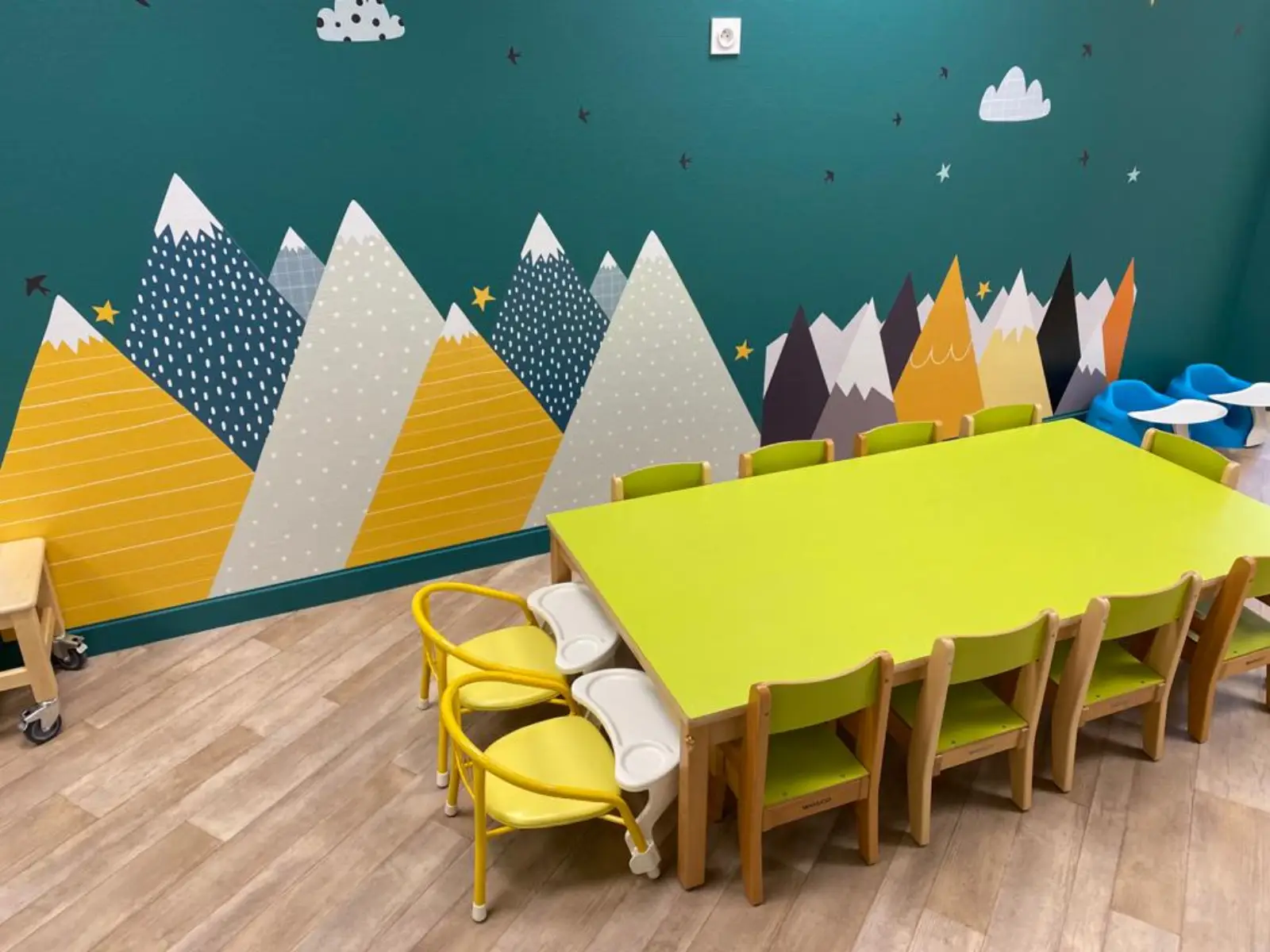 Salle de vie décorée sur le thème de la montagne, micro-crèche Les Roudoudous à Valleiry