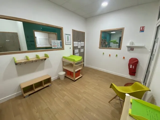 Entrée et vestiaire de la micro-crèche Les Roudoudous à Copponex
