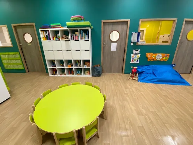 Salle d'activités et bibliothèque de la micro-crèche Les Roudoudous à Copponex