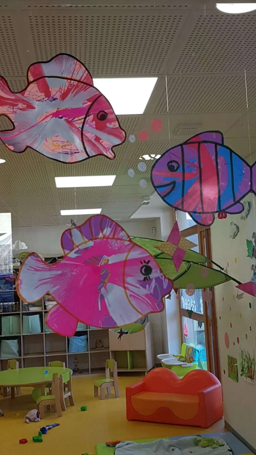 Salle de jeux décorée de poissons à la micro-crèche Les Roudoudous Belle Aire