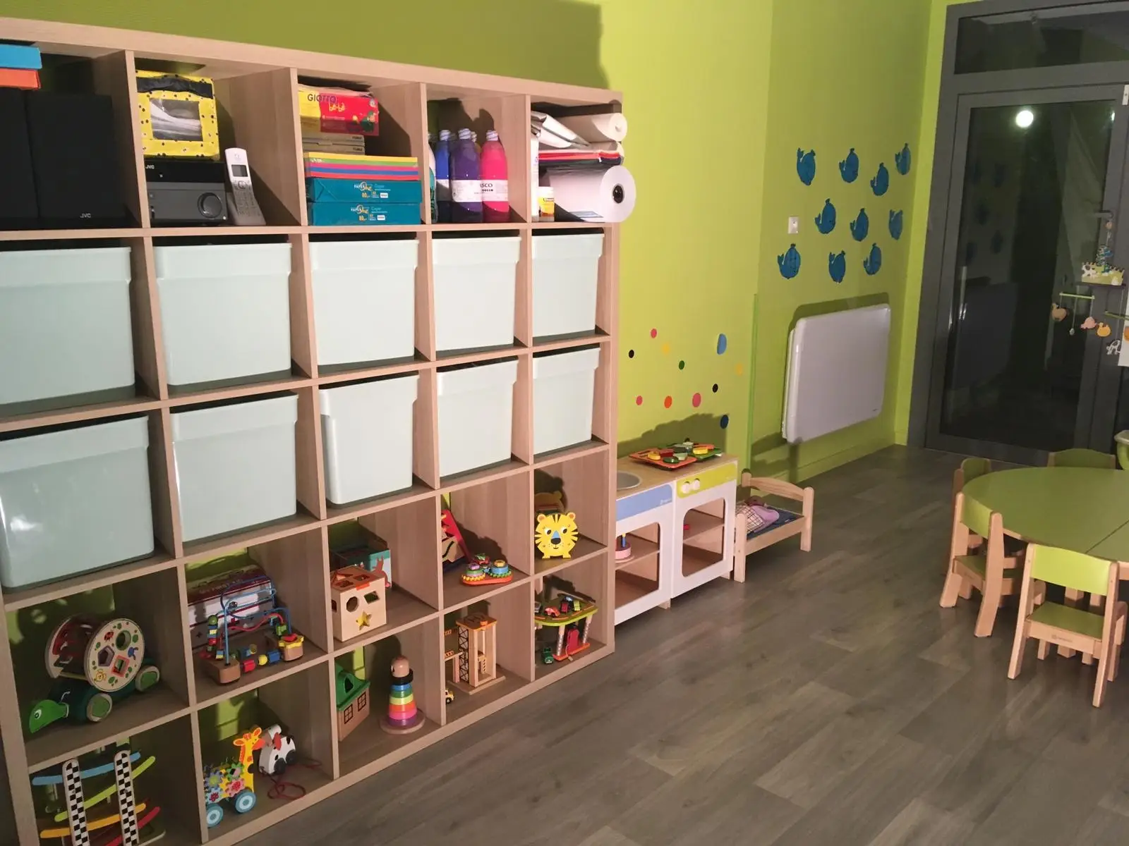 Espace de rangement des jouets à la micro-crèche Les Roudoudous de Staël