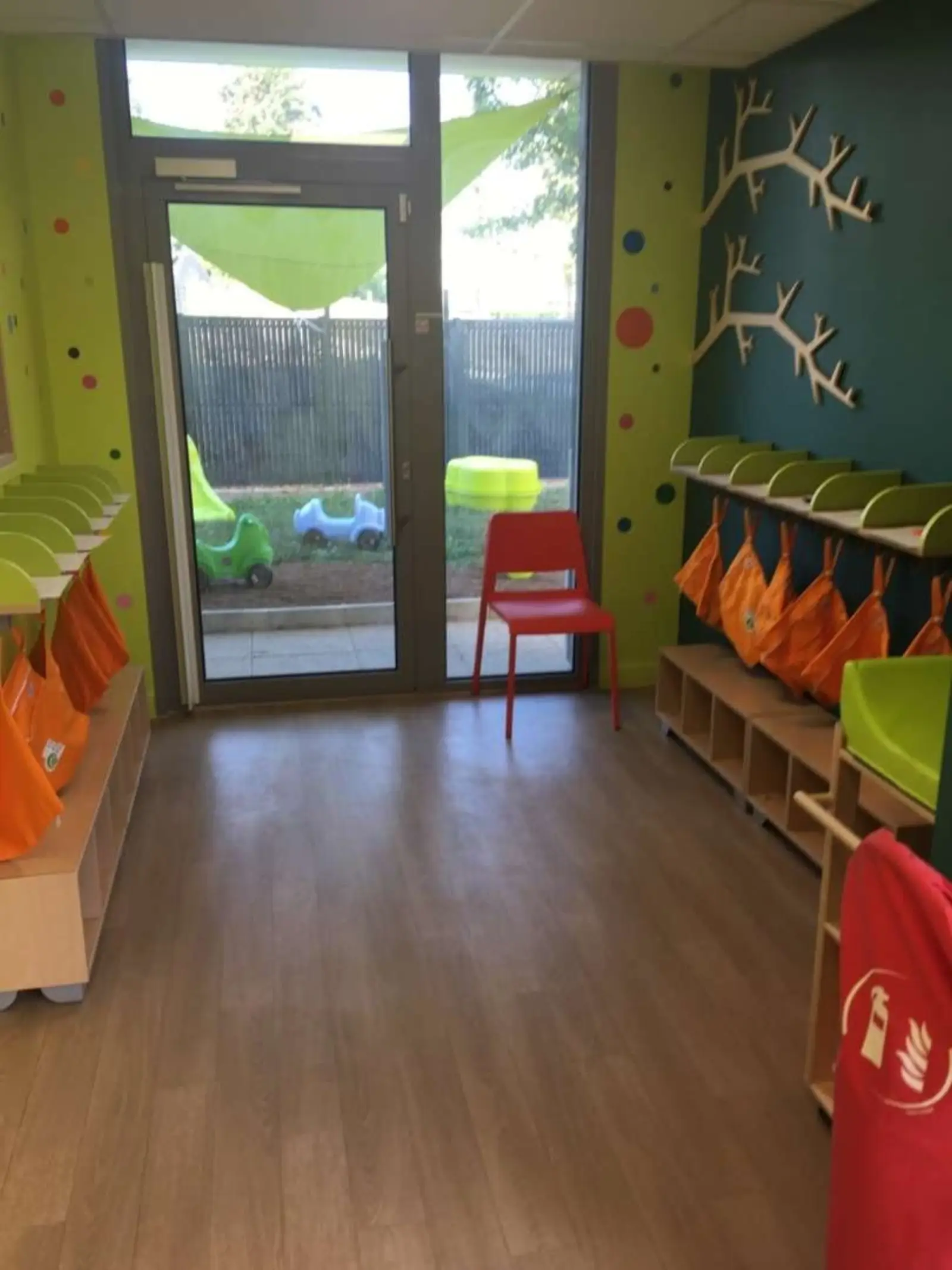 Vestiaire donnant sur le jardin à la micro-crèche Les Roudoudous d'Etrembières