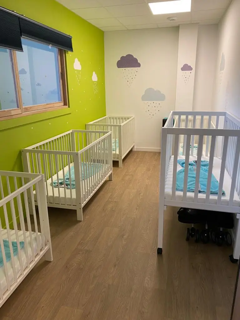 Dortoir des bébés à la micro-crèche Les Roudoudous de Findrol