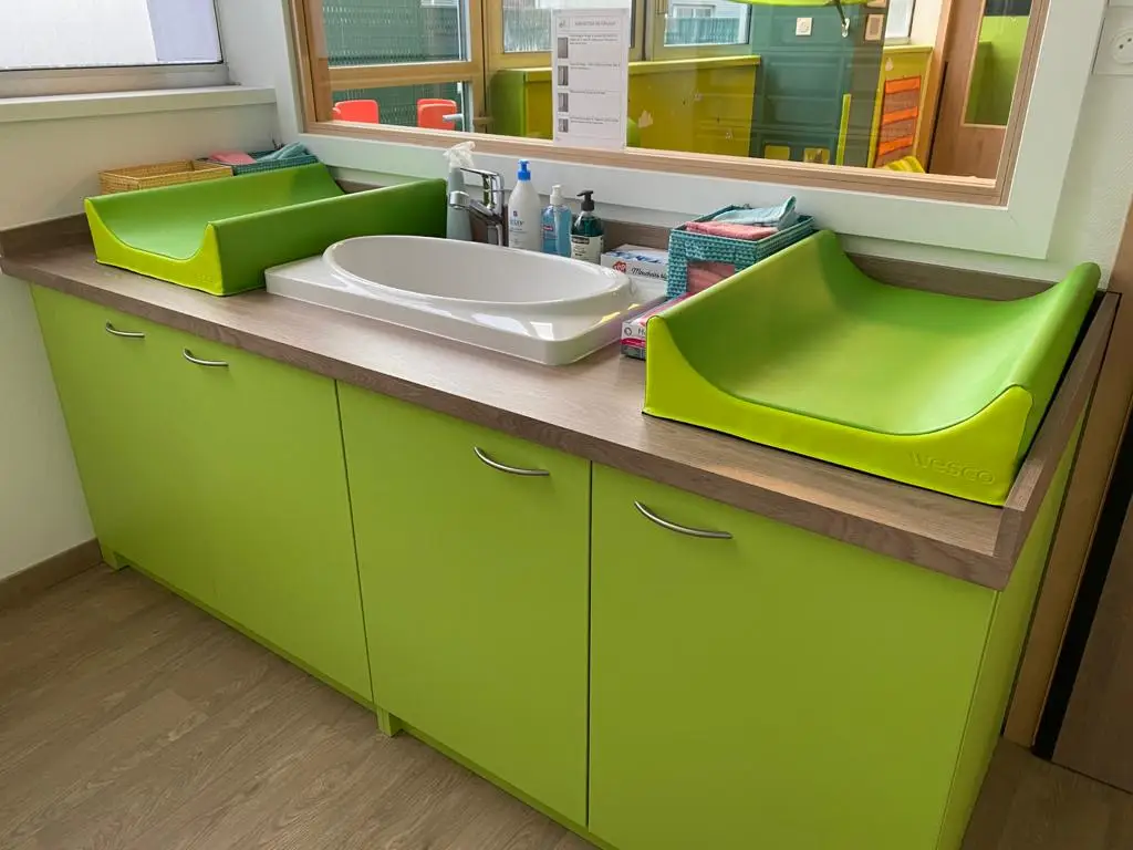 Espace change et sanitaires de la micro-crèche Les Roudoudous à Findrol
