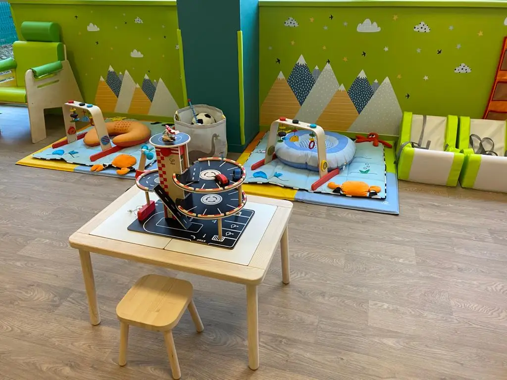 Tapis d'éveil et jeux moteurs à la micro-crèche Les Roudoudous de Findrol