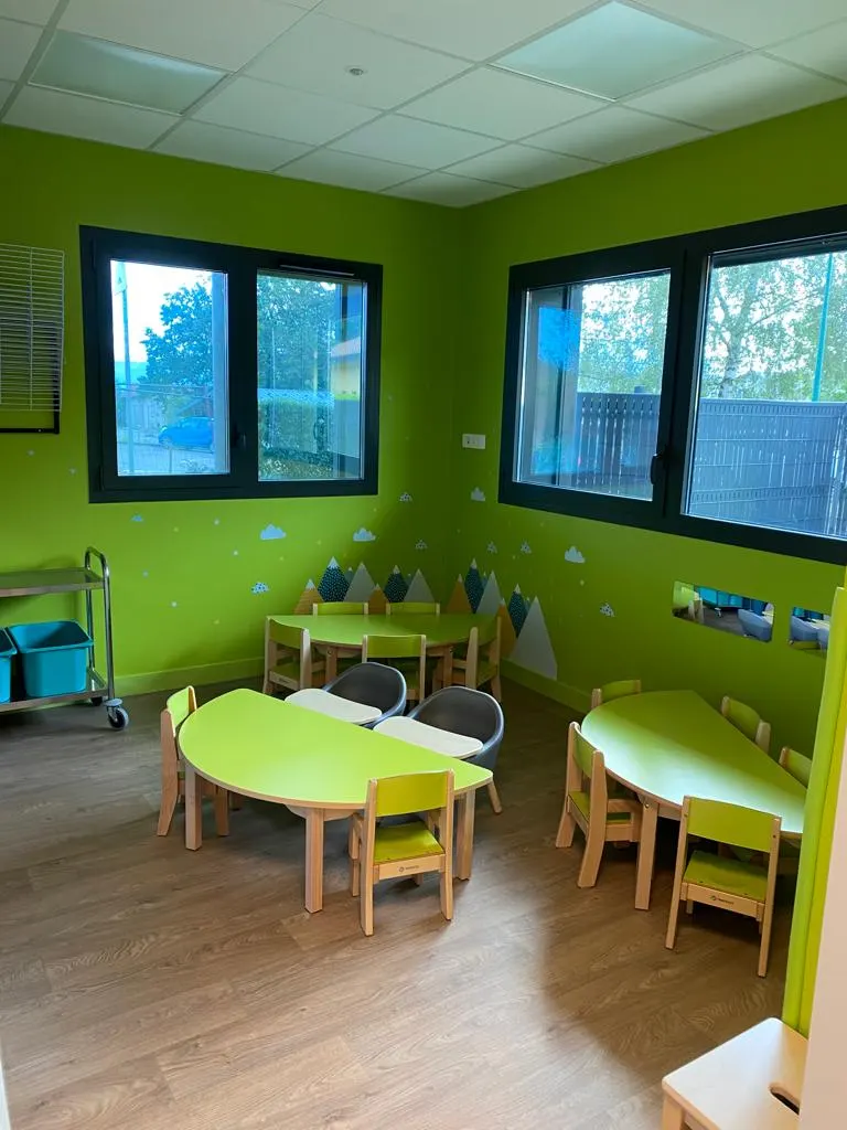 Salle de repas de la micro-crèche Les Roudoudous à Cornier