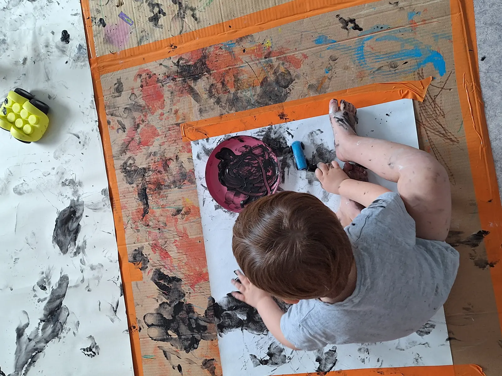 Atelier peinture à la micro-crèche Le Nid des Explorateurs, Sannerville