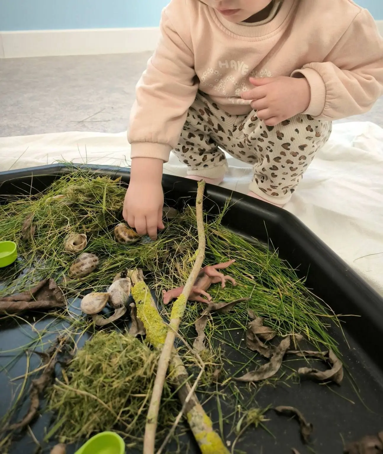 Une pédagogie du rythme de chacun, entre motricité libre et bébé signe