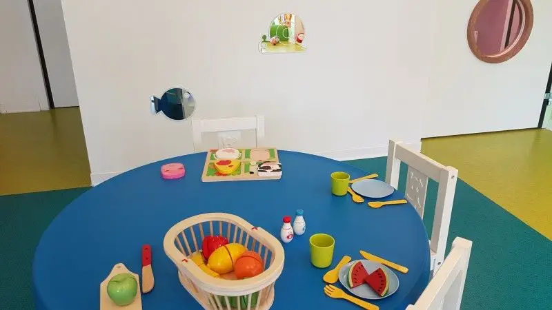 Table de repas et dinette de la micro-crèche Les Chérubins de Staffelfelden