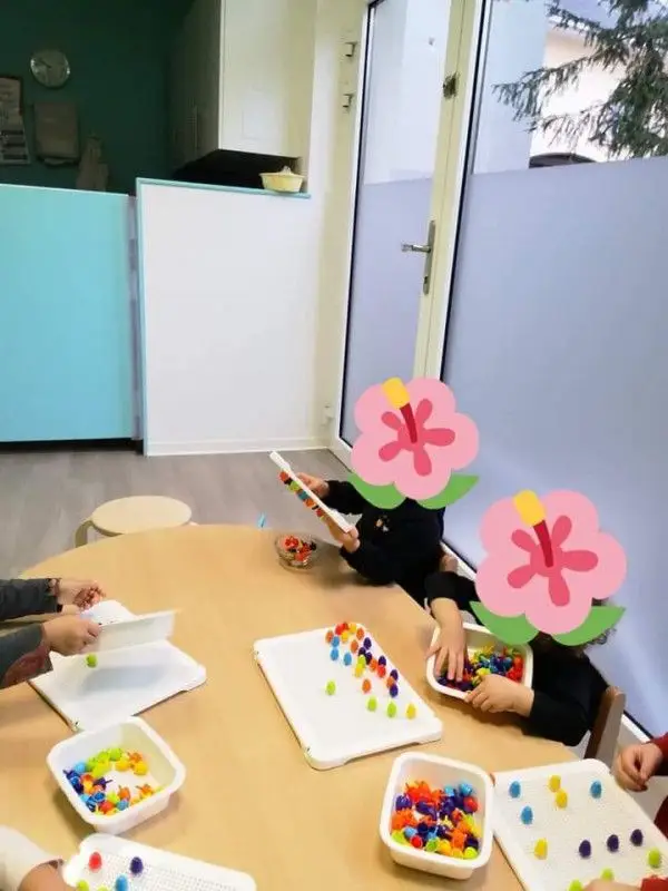 Atelier de manipulation à la micro-crèche Adela et Les Chérubins à Sélestat