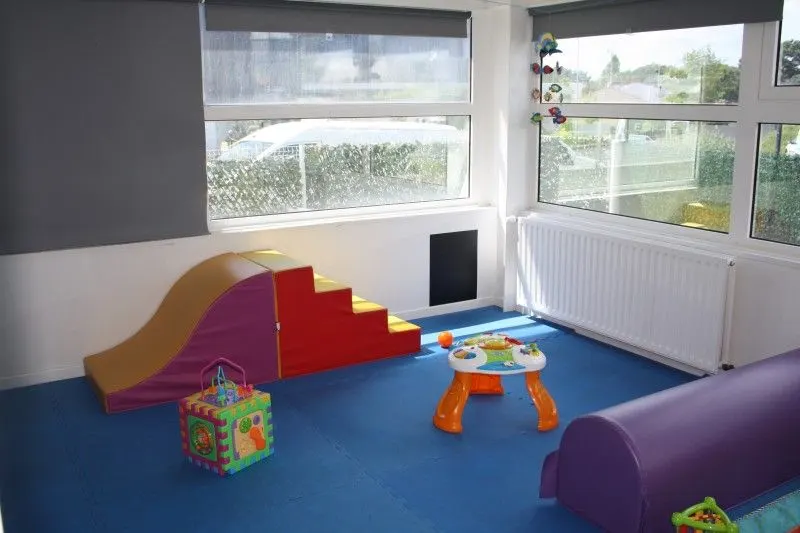 Coin jeux et toboggan de la micro-crèche Les Chérubins de La Rochelle