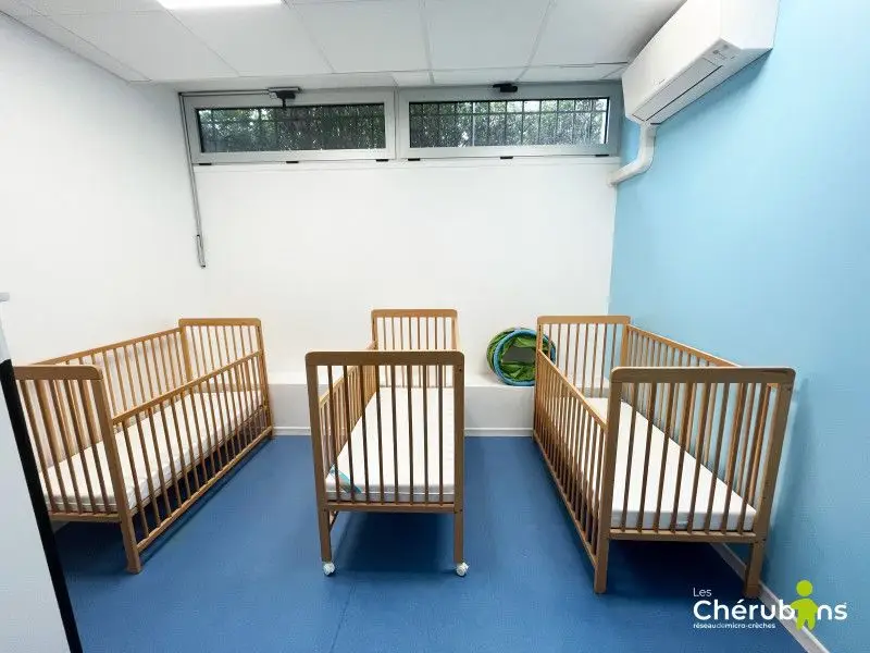Chambre des bébés de la micro-crèche Lou & Phi & Chérubins à Rosny-sous-Bois