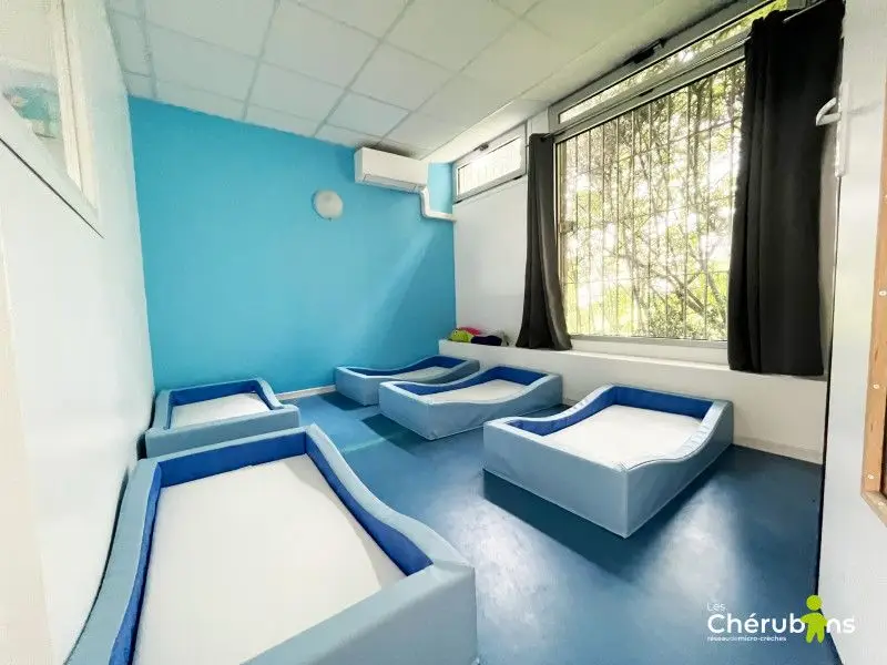 Dortoir des grands de la micro-crèche Lou & Phi & Chérubins 2 à Rosny-sous-Bois