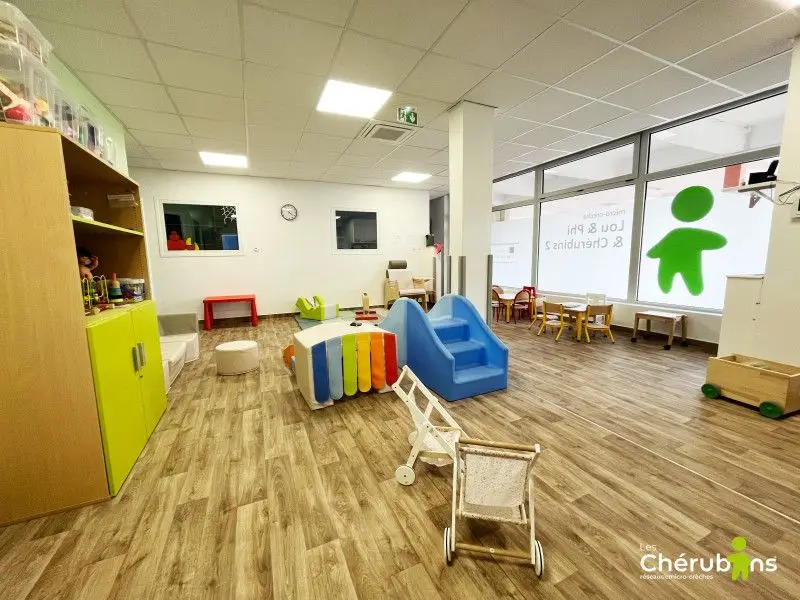 Salle de vie et coin jeux de la micro-crèche Lou & Phi & Chérubins 2 à Rosny-sous-Bois