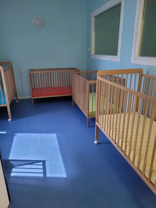 Chambre des bébés de la micro-crèche L'Île Magique à Ris-Orangis