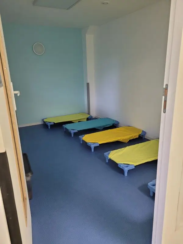 Dortoir des grands de la micro-crèche L'Île Magique à Ris-Orangis