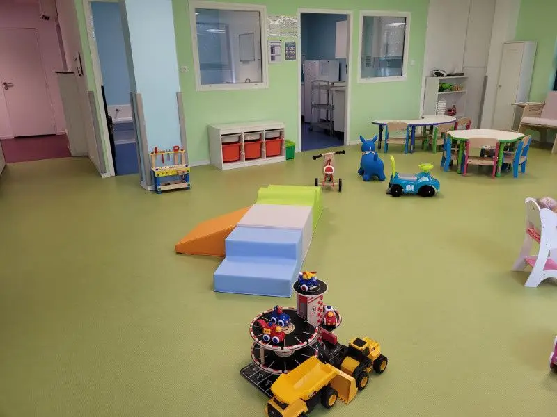 Salle de vie et coin jeux de la micro-crèche L'Île Magique à Ris-Orangis