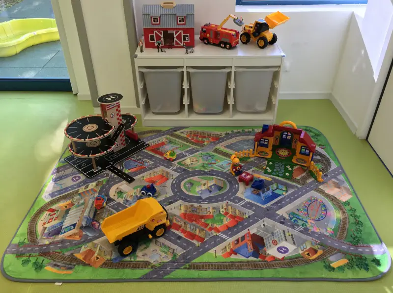 Coin jeux et tapis d'éveil de la micro-crèche L'Île Magique à Ris-Orangis