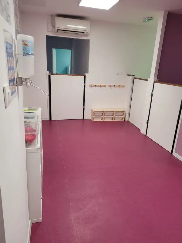 Espace vestiaire et accueil de la micro-crèche L'Île Magique à Ris-Orangis