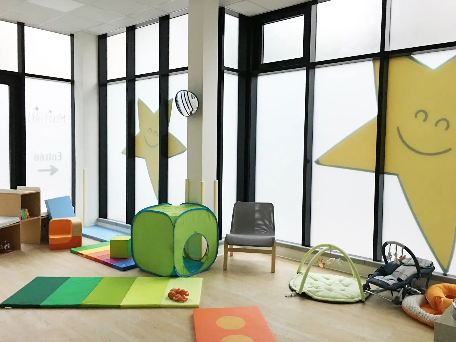 Salle de jeux lumineuse de la micro-crèche MicroStars de Clichy