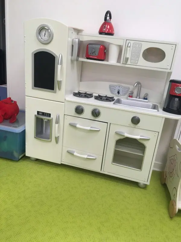 Coin dinette en bois de la micro-crèche Les Petits Pas des Chérubins à Dingsheim