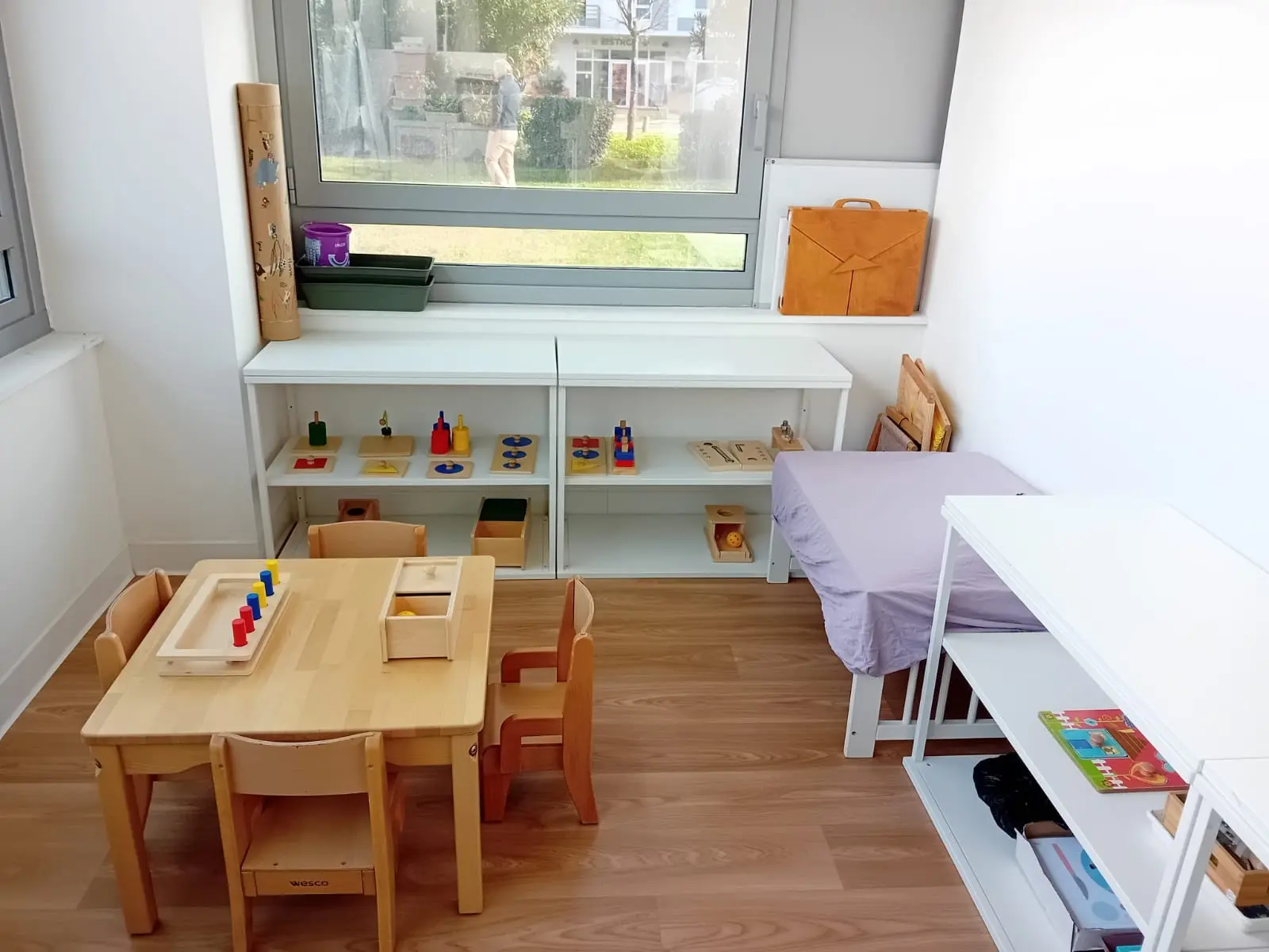 L'ambiance <strong>Montessori</strong>, entre motricité libre et éveil à l'anglais