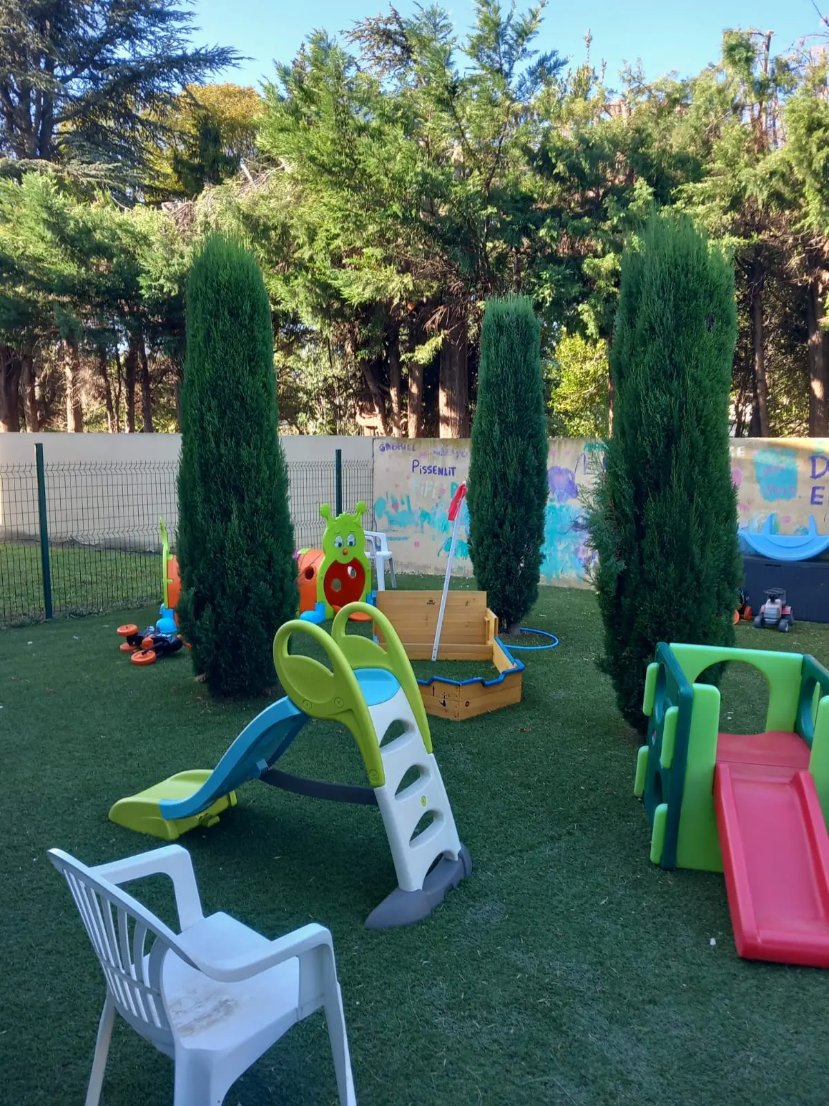 Jardin extérieur avec jeux de la micro-crèche Baby Montessori à Agroparc, Avignon