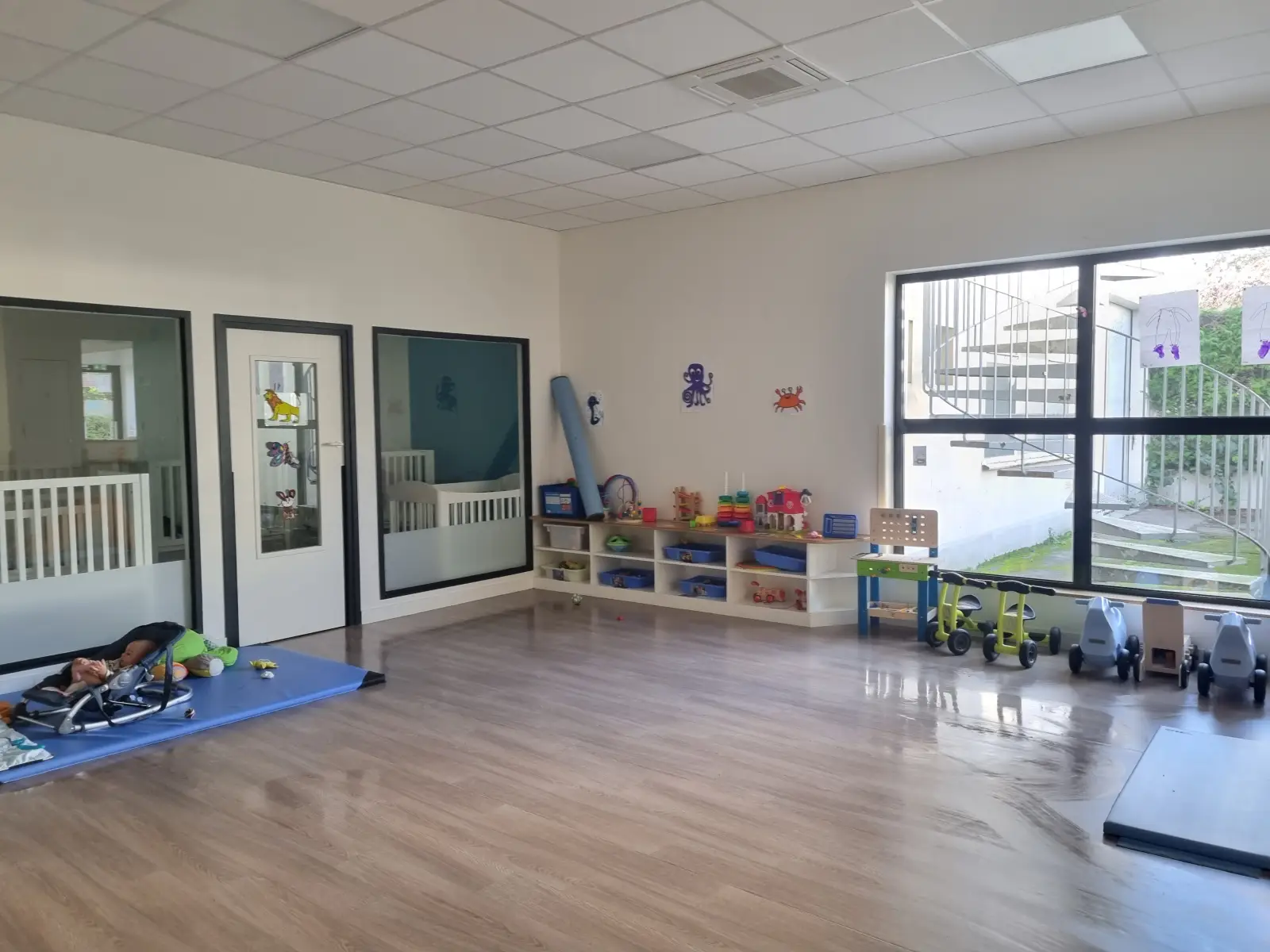 Salle de sommeil et espace de jeux de la micro-crèche Les MicroStars Charmilles à Livry-Gargan