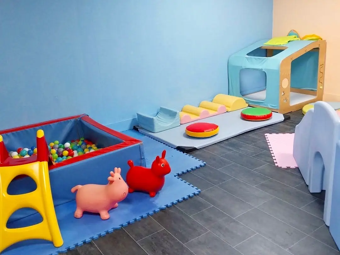 Espace de motricité et piscine à balles de la micro-crèche Les MicroStars Libellules à Limay
