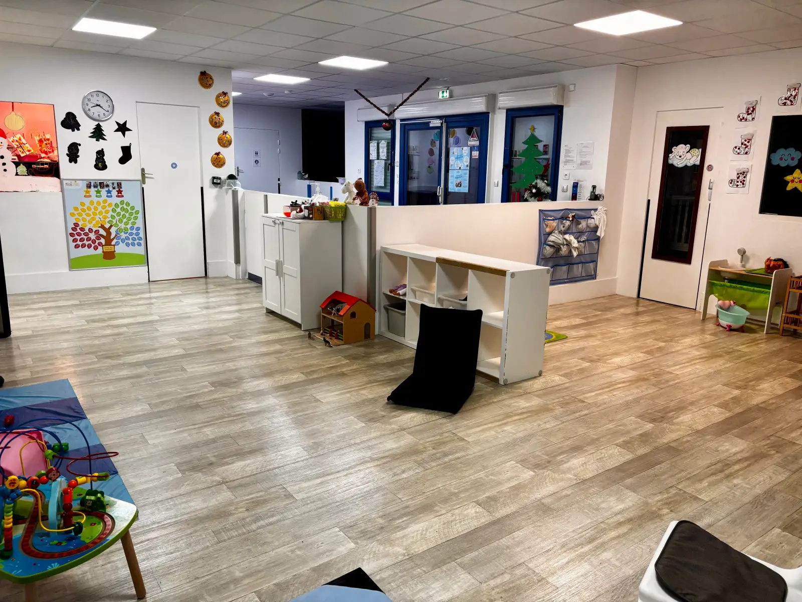 Salle de vie de la micro-crèche Les MicroStars Libellules à Limay