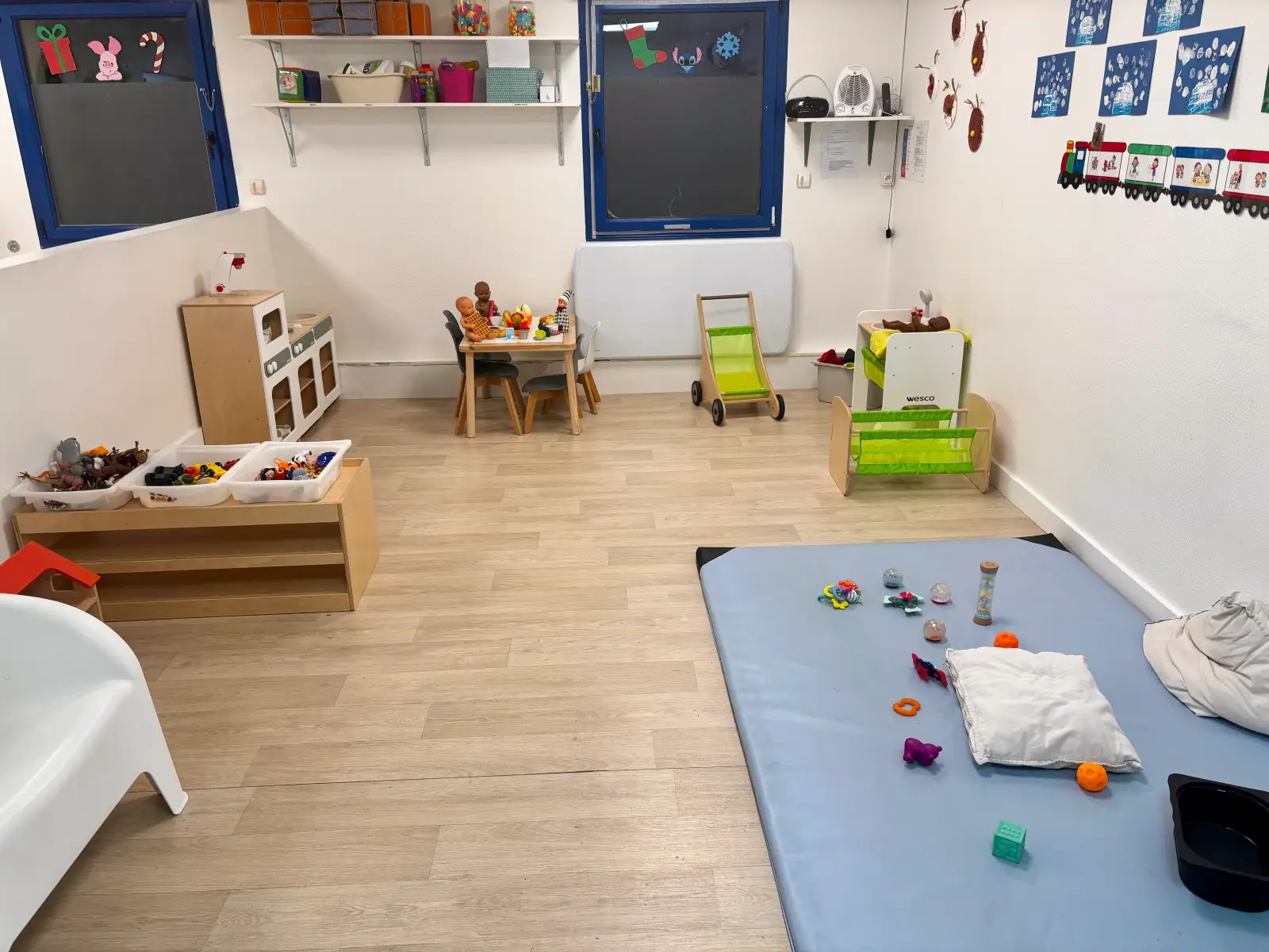 Salle de vie de la micro-crèche Les MicroStars Coccinelles à Limay