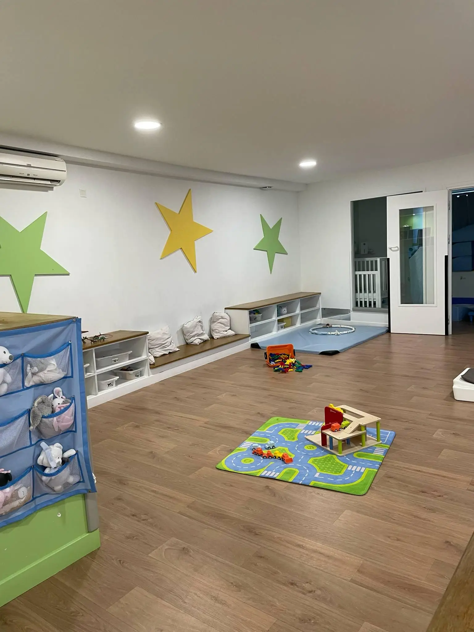 Salle de vie de la micro-crèche Les MicroStars Papillons à Longnes