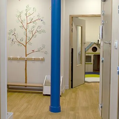Couloir décoré d'un arbre et vestiaire de la micro-crèche Martin à Paris 3