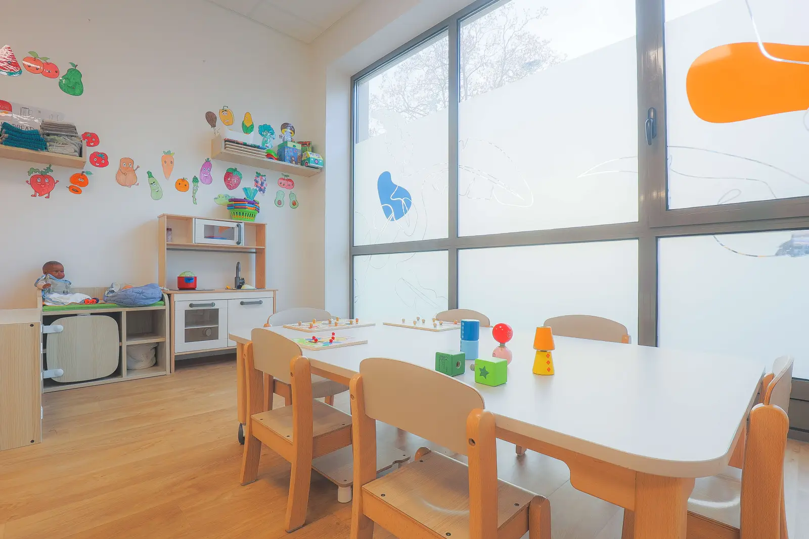Coin cuisine et jeux d'imitation de la micro-crèche Baby Montessori à Suresnes