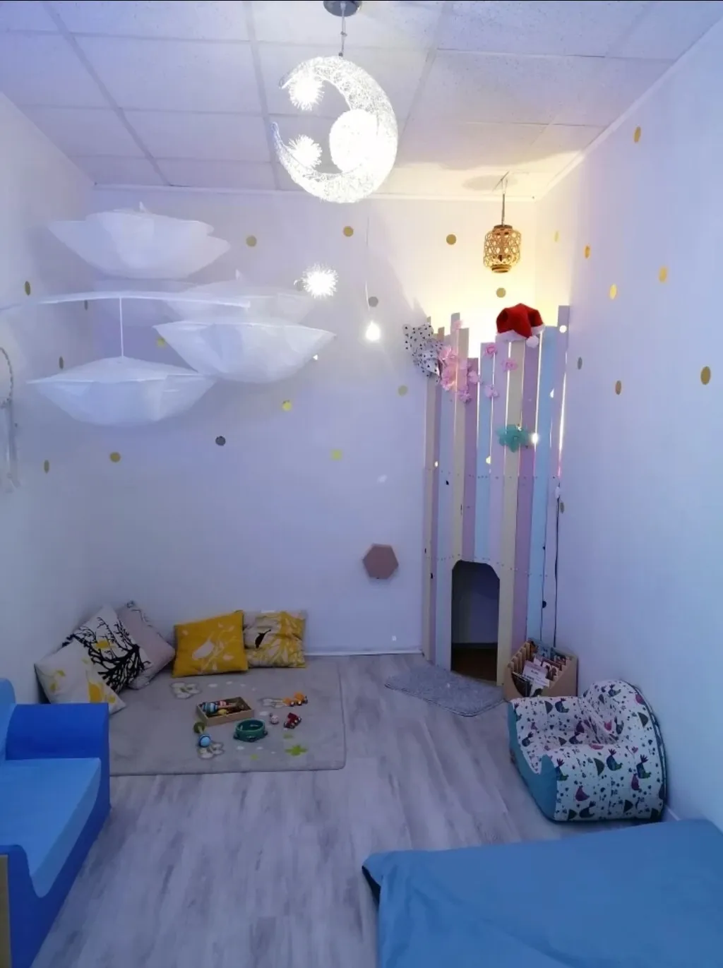 Coin calme et cabane de la micro-crèche Baby Montessori à Les Angles