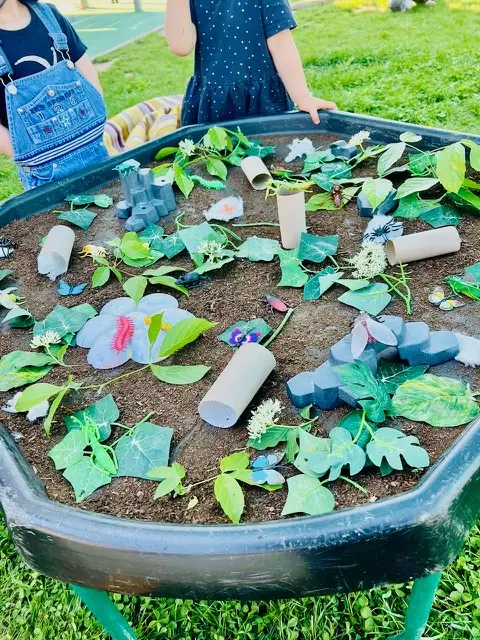 Atelier de découverte de la nature à la micro-crèche de Viry