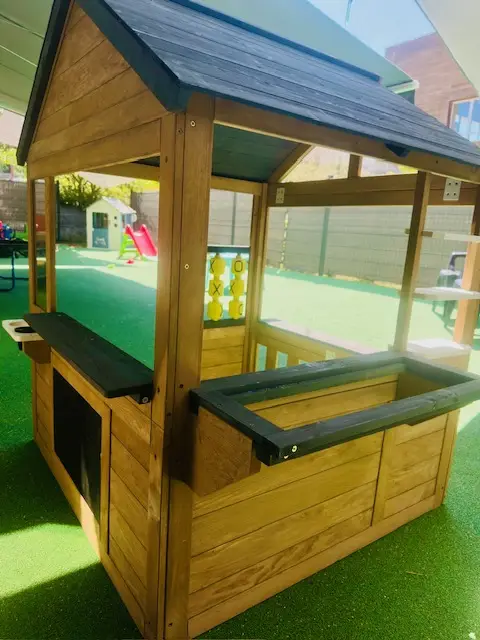 Cabane en bois dans le jardin extérieur de la micro-crèche de Viry