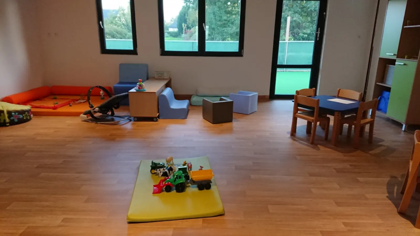 Espace de jeux et terrasse extérieure de la micro-crèche de Saint-Agathon
