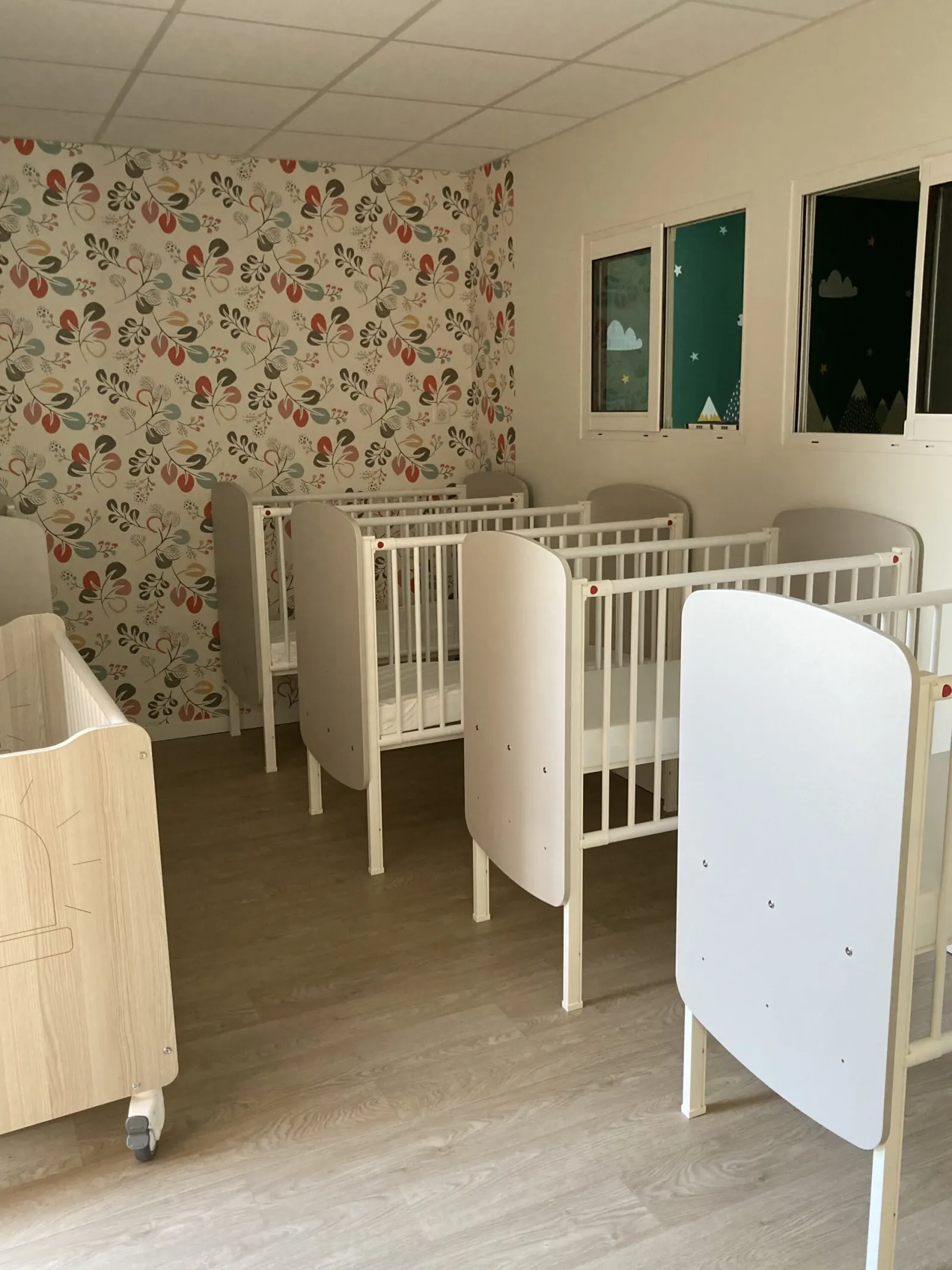 Dortoir aux motifs fleuris de la micro-crèche Abracadabulle de Meyzieu