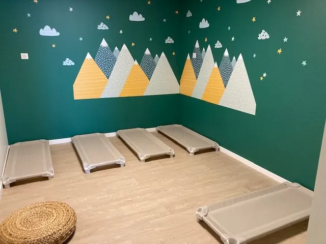 Dortoir sur le thème de la montagne à la micro-crèche Abracadabulle de Meyzieu