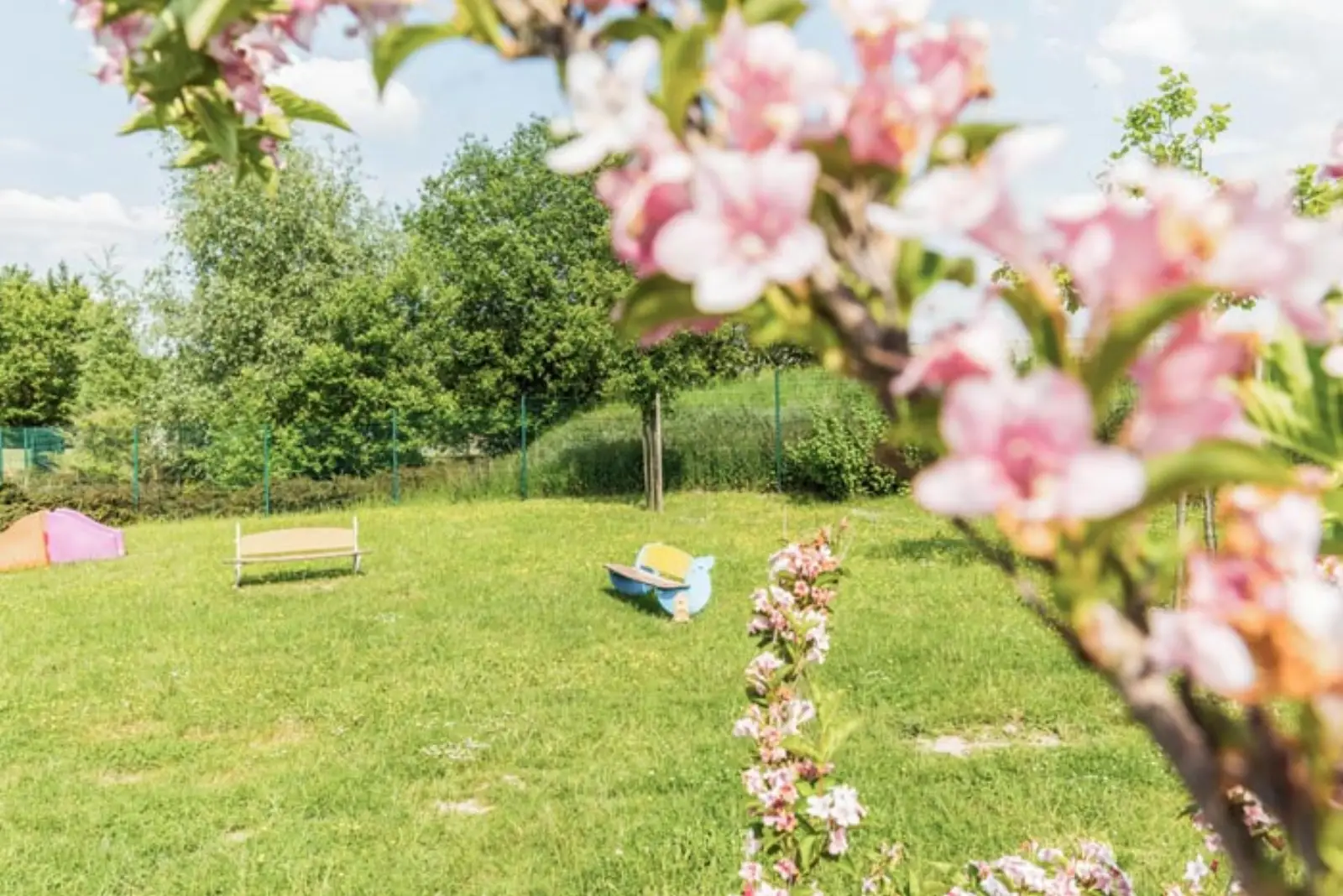 Jardin extérieur de la crèche Roubaix Est à Leers