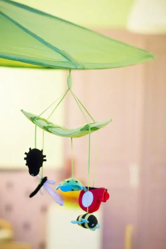 Mobile d'éveil suspendu dans la micro-crèche Les P'tits Châtelains à Saverne