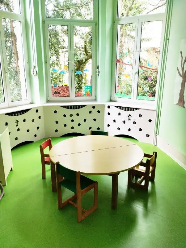 Salle de jeux avec table ronde de la micro-crèche Les P'tits Châtelains à Saverne