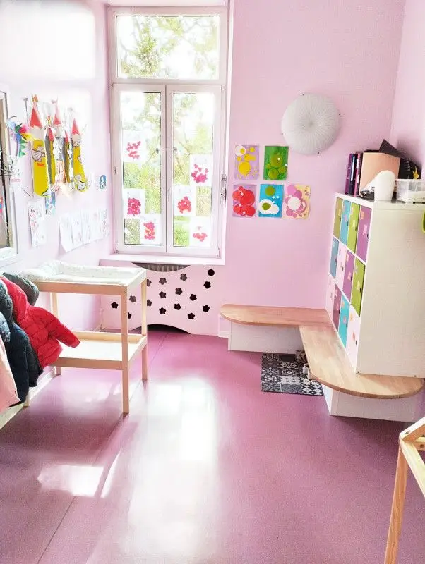Espace vestiaire et accueil des familles de la micro-crèche Les P'tits Châtelains à Saverne