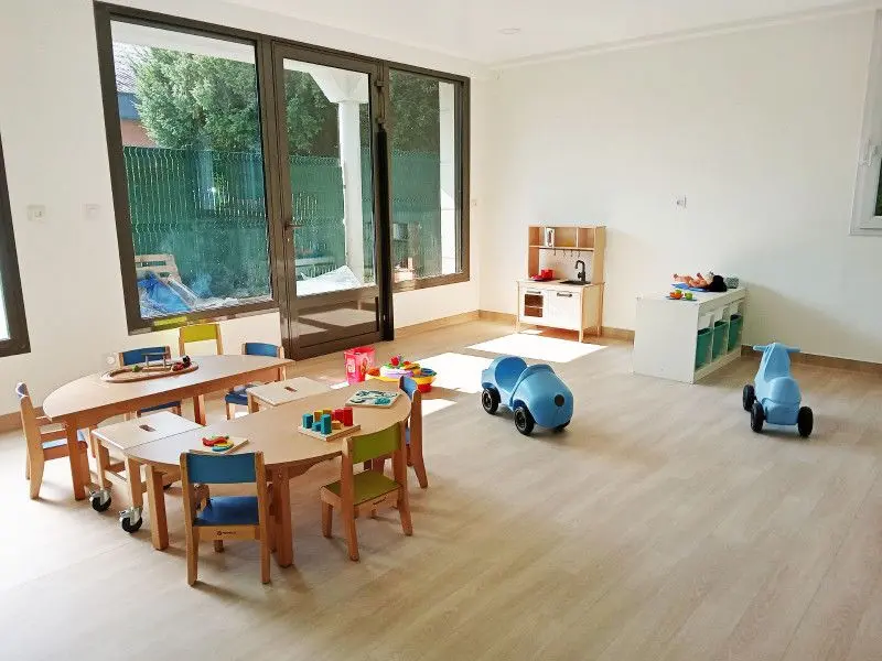 Coin cuisine et jeux d'imitation à la micro-crèche de Bois-Guillaume