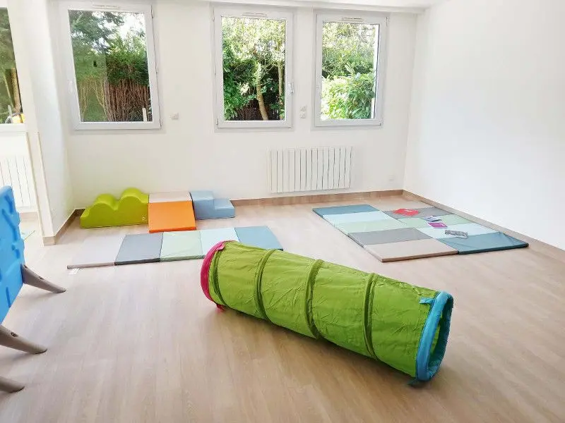 Espace de motricité et jeux de tapis à la micro-crèche de Bois-Guillaume