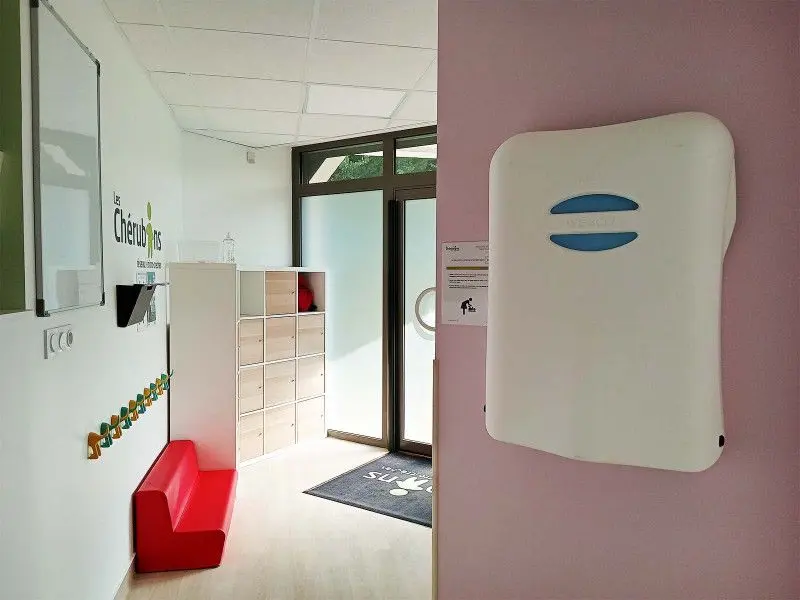 Entrée et vestiaire de la micro-crèche Les Chérubins de Bois-Guillaume