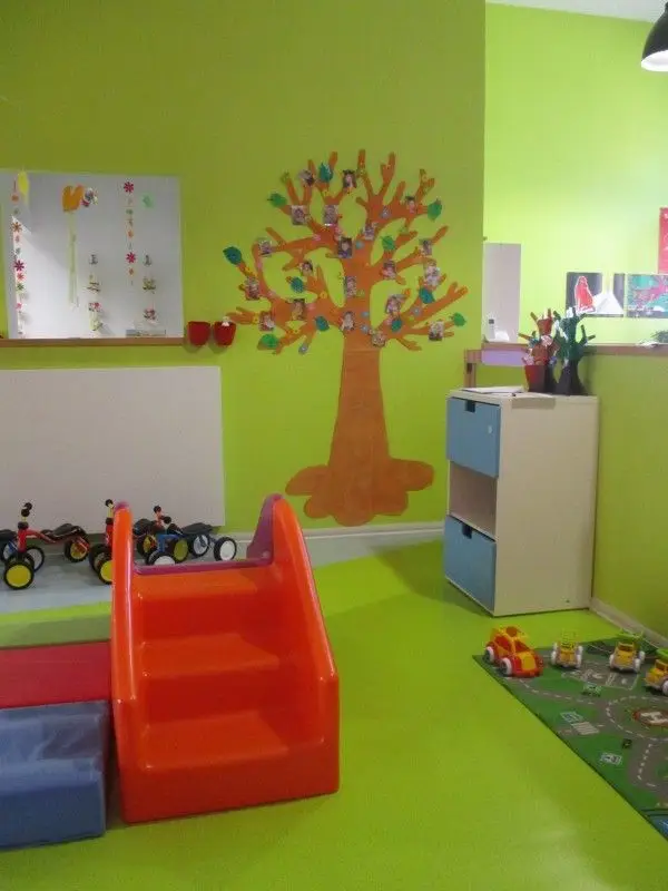 Salle de jeux et arbre décoratif de la micro-crèche La Petite Troupe des Chérubins à Obernai