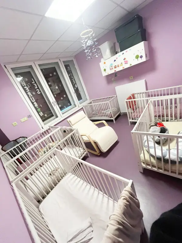 Dortoir et lits bébés de la micro-crèche La Petite Troupe des Chérubins à Obernai