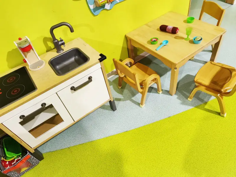 Table et chaises enfants de la micro-crèche La Petite Troupe des Chérubins à Obernai